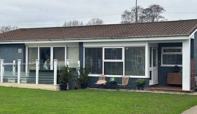 Marina-side 2-Bed Bungalow Pool, Gym & Norfolk Broads Access