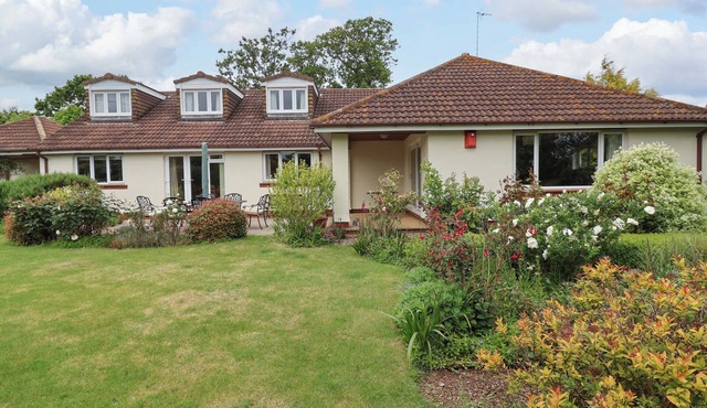 MEADOWCROFT, pet friendly, with open fire in Watchet