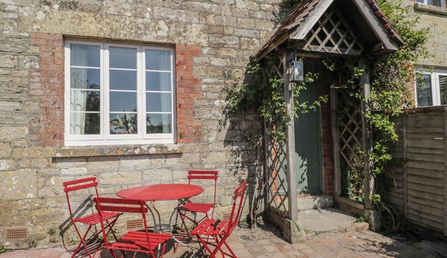 MIDDLE COTTAGE, pet friendly, with open fire in Tisbury, Wiltshire