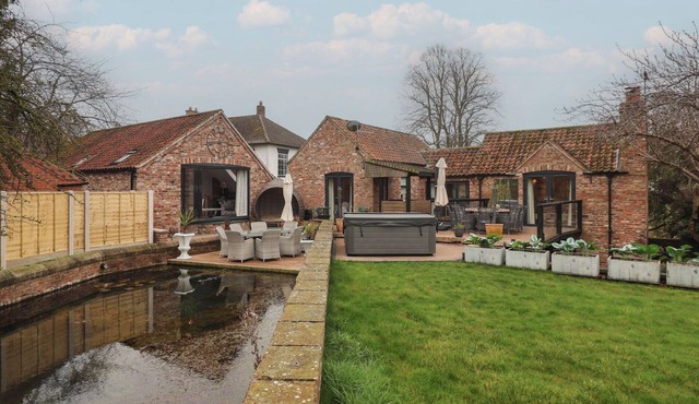 MILL RACE COTTAGE, family friendly, with hot tub in Brandesburton