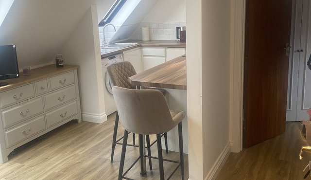 Modern 1 bed flat next to town center - amazing location !