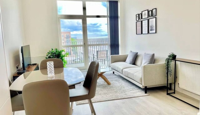 Modern 1BDR Flat in Elizabeth Line Heathrow Access in Middlesex