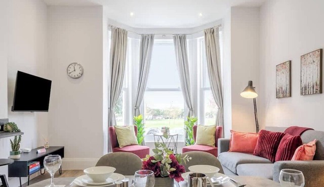 Modern 3-Bed Apartment Near Southsea Beach