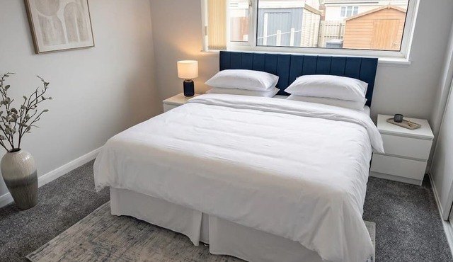 Modern 3BR Bungalow | Air Con | Sleeps 6 | Parking
