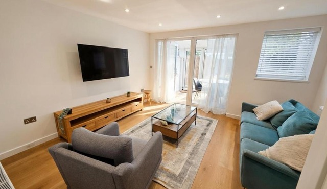 Modern 3BR Home - Kingsize Bed, Office & Garden