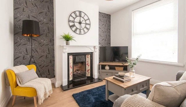 Modern 3BR Home with Free Parking & Fast Wi-Fi in Rugby