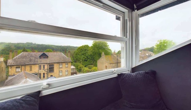 Modern 4 Bed, Walk to Pubs, Shops and Countryside