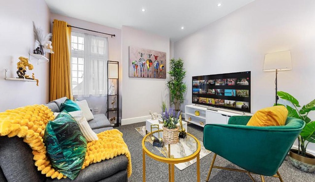 Modern and spacious 2-Bedroom London Flat - King Bed- Sleeps 6 - Parking Available - Instant Book & self check-in