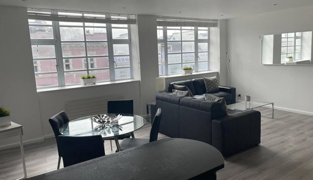 Modern Apartment, AMAZING Central Location