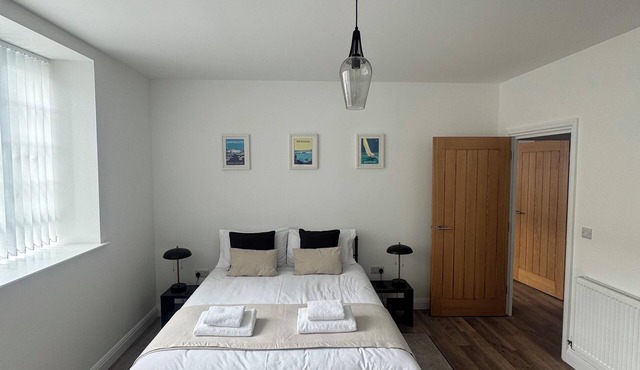 Modern Apartment Walk to Beach