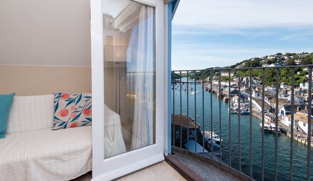 Modern apartment with fabulous views, close to town and beach.