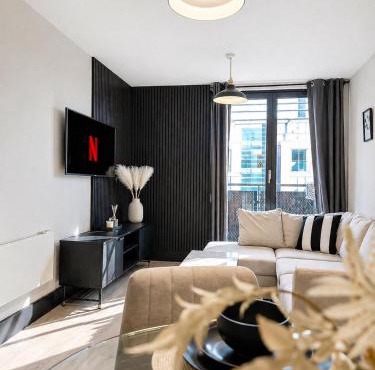 Modern City Centre Apt With Balcony & Free Parking