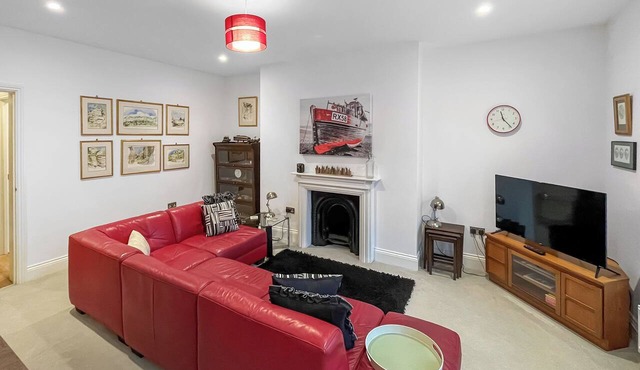 Modern coastal escape, 2 minutes from the beach, cafés and bars.