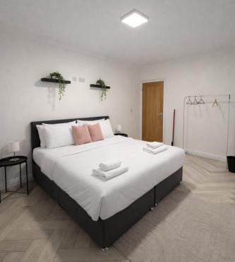 Modern Comfort for Longer Stays in Bury, 2-Bedrooms