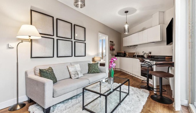 Modern Designed 2 bed Penthouse Apt Sleeps Five