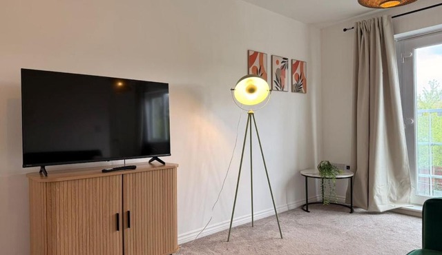 Modern Family Home, 4-BDR & Sleeps 7 Comfortably