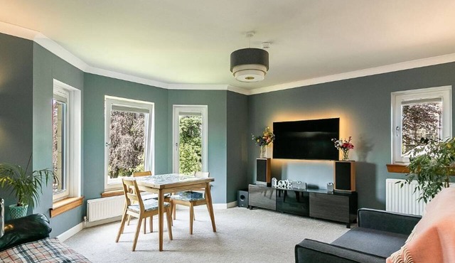Modern Flat set in Charming Gardens