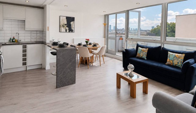 Modern Hackney Flat w/Balcony & Wi-Fi near Victoria Park & London Fields in London