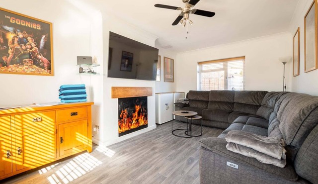 Modern Home with Hot Tub, Garden & Private Parking