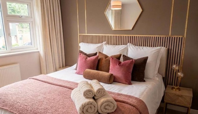 Modern Large 5-Bed-2 Baths-Parking-Great for Groups-Contractors-Families-Royal Leamington Spa-Warwickshire-By The Home Makers Hub