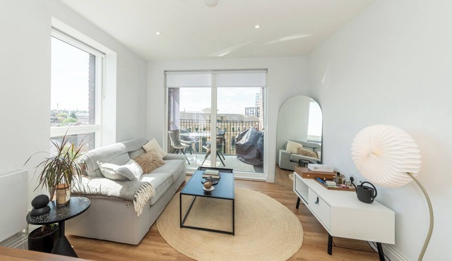 Modern Riverside Flat | Balcony | Central Location - Pass the Keys in Reading