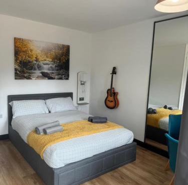 Modern Spacious Crawley Studio