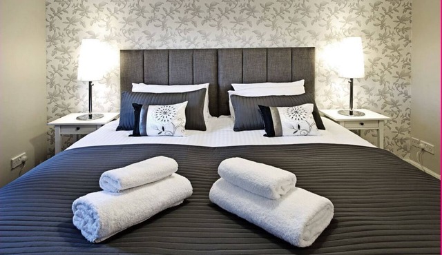 MODERN, SPECIOUS, CENTAL LOCATION, FREE CAR PARK, Wi-Fi, - SLEEPS 5