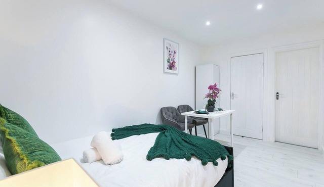 Modern studio on Thornton heath station just 5minutes away offering train to cit in Thornton Heath