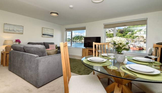 Modern waterfront home in Looe