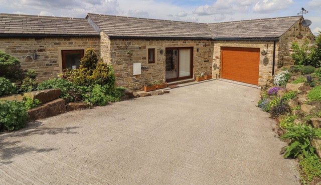 MOORBOTTOM STABLES, with a garden in Barkisland