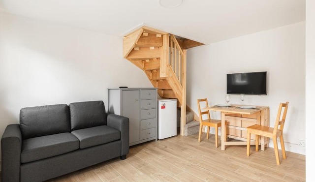 New! Charming Split-Level Studio in Wimbledon in London