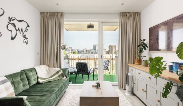 New! Inviting 1BR by Canary Wharf w/Balcony & Gym