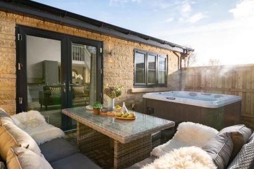 New Market - Modern Stay in Cotswolds with Hot Tub