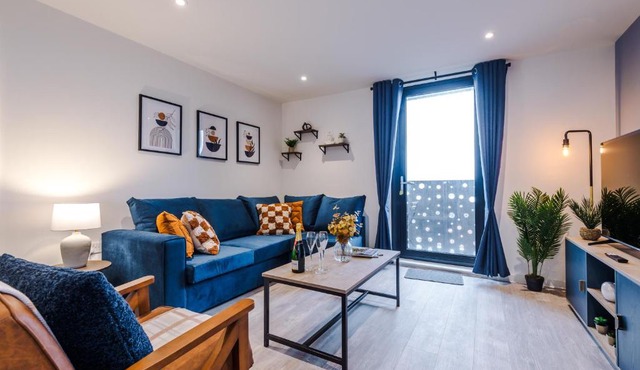 NEW! Pristine 2-Bed Flat on Liverpool by 53 Degrees Property, Amazing Location, Sleeps 6!