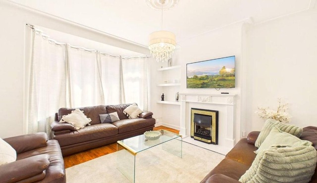 NEW Spacious & Comfortable Enfield Home By Signature Stays with FREE Parking in Enfield