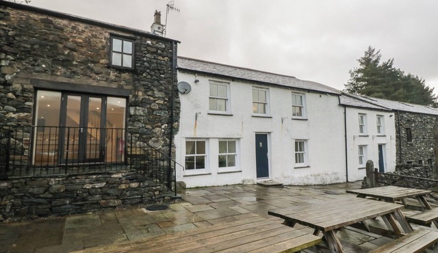 NEWLANDS FELL HOUSE, pet friendly, with open fire in Newlands