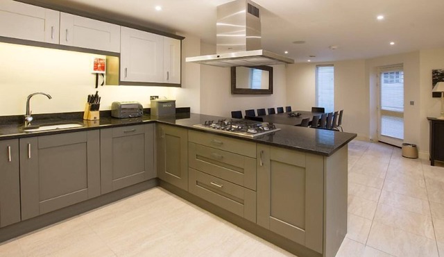 Newly built Georgian-style Mews House offering accomodation for up to 13 in the heart of Bath