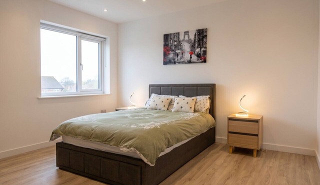 Newly refurbished London base with Jubilee line on your doorstep