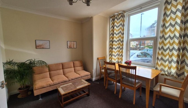 Newly refurbished cosy ground floor 2BR flat - Beach 5 min walk - Private Parking - 3 beds - sleeps 4-6