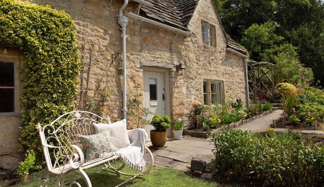 No9 Bibury - Picturesque Cotswold Cottage with incredible views over Arlington Row