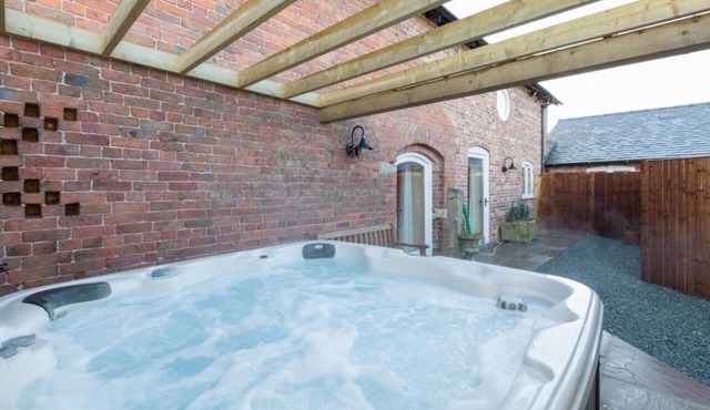 Oakleigh barn Cosy Spacious Sleeps 8/9 Hot Tub.Close To Great Pub. 5 min stroll