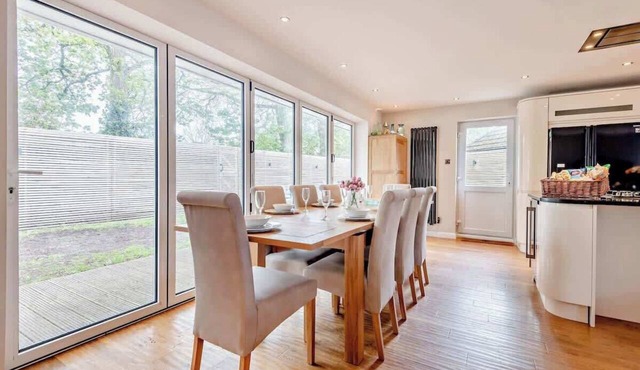 Oakwood Stylish 4-Bedroom Holiday Bungalow