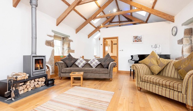 Old Barn - Three Bedroom Cottage, Sleeps 5 in Tregonetha