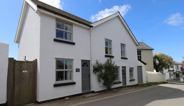 Old Shop Cottage, charming home in picturesque beachside village, Bantham, Devon