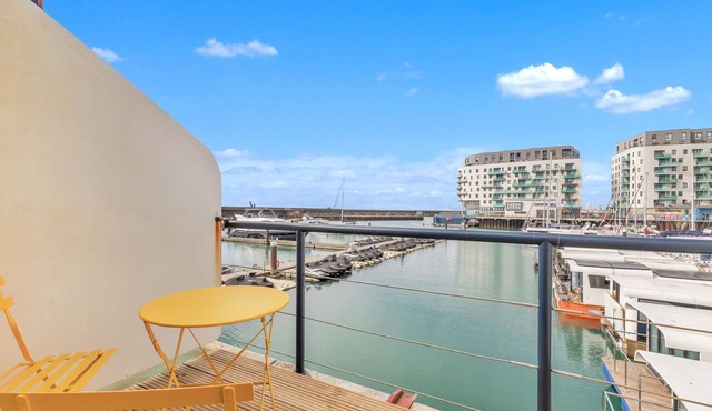 On the Water 6 A One-of-a-Kind Stay | Free Parking | By My Getaways