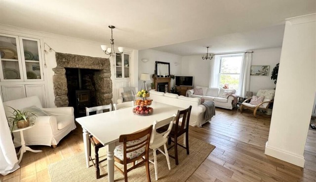 Open plan country cottage with wood burner near beaches