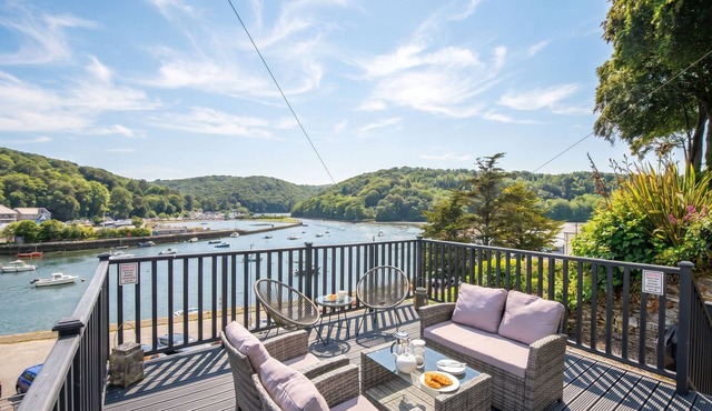 OVERDALE, pet friendly, character holiday cottage in Looe