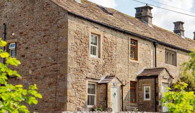PARK GRANGE COTTAGE, with open fire in Threshfield