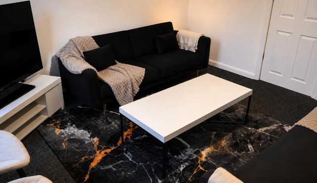 Parkgate Rotherham 2BR Stay - Tram Link to Sheffield, Sleeps 7