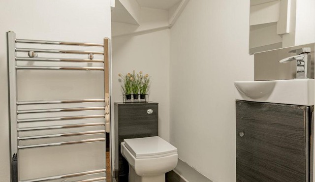 Pass the Keys Cosy Studio in Basildon Sleeps up to 4